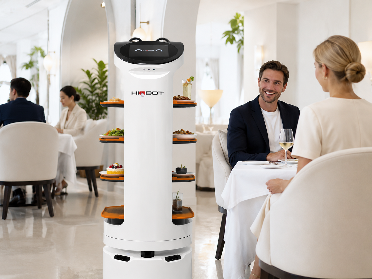 Robot de servicio HIOBOT transportando platos en un restaurante