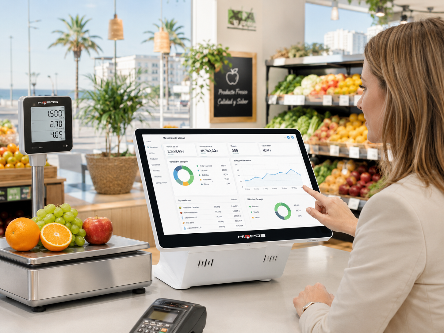 Responsable consultando estadísticas de ventas HIOPOS en un supermercado de Alicante
