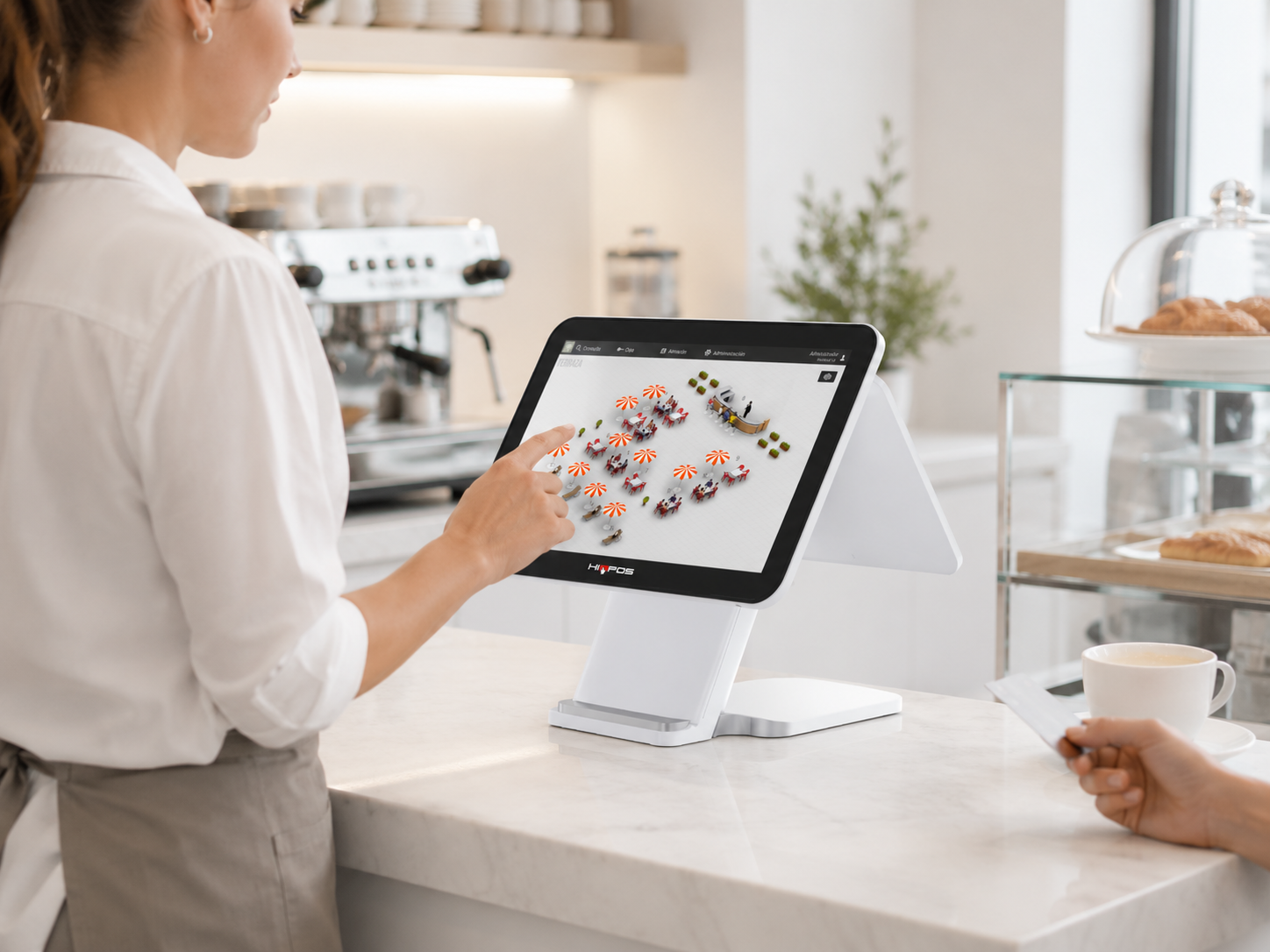Empleada utilizando el TPV HIOPOS SUN II en una cafetería
