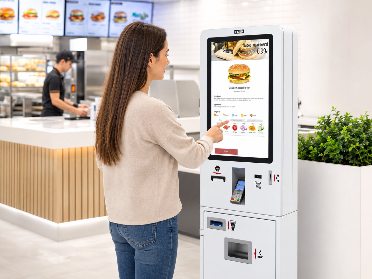 Cliente utilizando un kiosco T-Quiosk en un restaurante de comida rápida