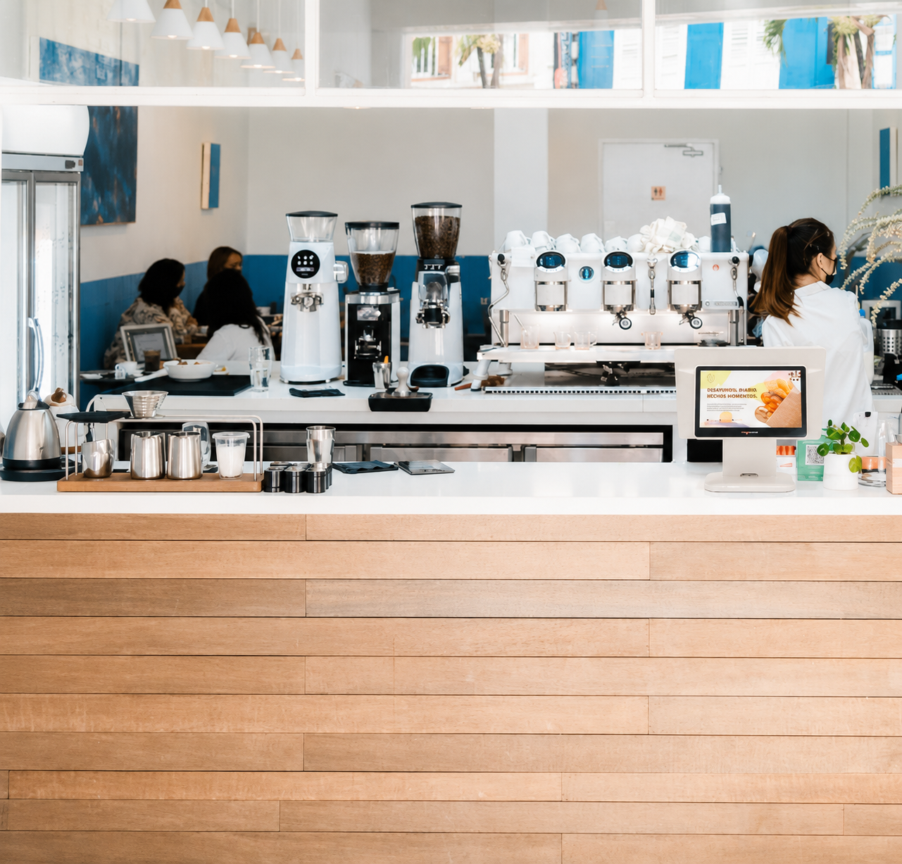 TPV HIOPOS en cafetería moderna de Alicante